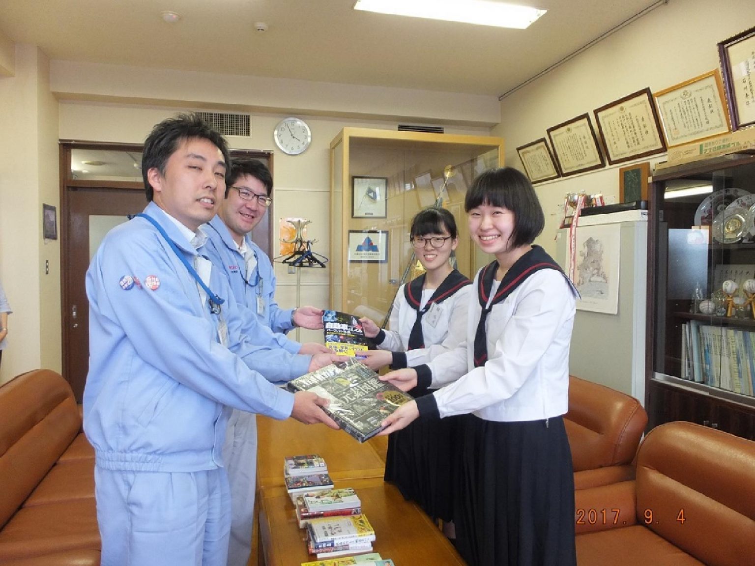 千歳市内の小中学校へ図書を寄贈しました 株式会社デンソー北海道